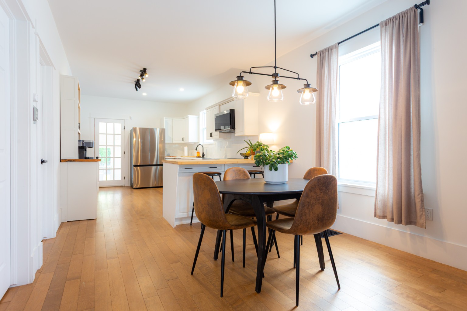 Bright kitchen and dining room photographed by Kota's Visual Vibes